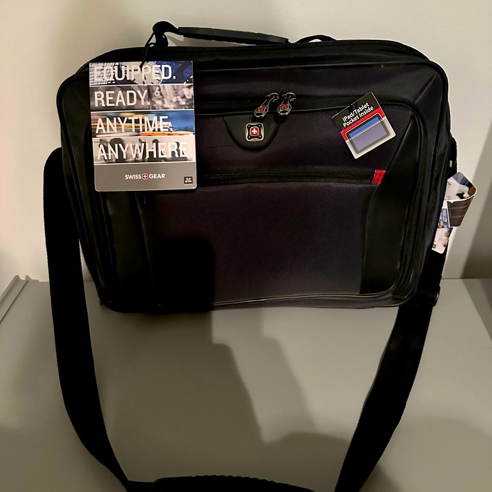 new with tags Swiss Army Gear men’s brief case in black with strap